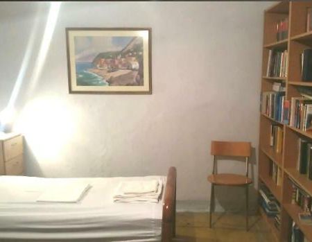 Communist Style Apartment ติรานา ภายนอก รูปภาพ